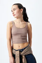 Top corto color marrón, de breteles anchos y escote cuadrado. Tejido acanalado y calce ajustado.