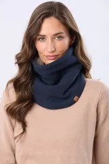 Cuello reversible de polar y sherpa color negro, con pequeño aplique de cuero sintético con logo grabado.