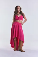 Pollera larga fucsia con corte irregular y cintura elastizada.