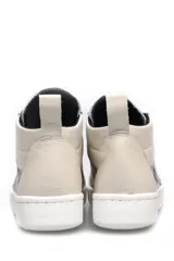 Zapatillas deportivas de caña media color beige con estampado animal print de cebra en blanco y negro.