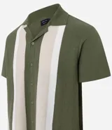Camisa de manga corta color verde con rayas verticales color crema, cuello inglés y cierre con botones.