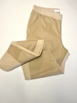 Pantalón combinado tostado, confeccionado con un panel frontal de cuerina elástica en tono camel y un panel posterior de gabardina con spandex en tono tostado. Presenta una cintura elastizada para mayor comodidad y costuras a la vista en contraste.