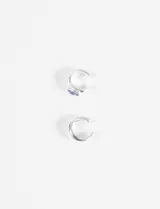 Set de dos earcuffs plateados, uno de diseño liso y otro con una piedra celeste engarzada.