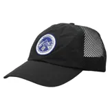 Gorra tipo trucker color negro con paneles laterales de malla. Presenta un parche circular bordado en el frente con el logo de Merrell, un diseño de montañas y una flor edelweiss.