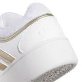 Championes Adidas modelo Hoops 3.0 Bold de corte bajo con plataforma. Presentan un diseño inspirado en el básquetbol, con exterior sintético blanco y las icónicas tres tiras laterales en color dorado metalizado. Cuentan con suela tipo cupsole y cierre mediante cordones.
