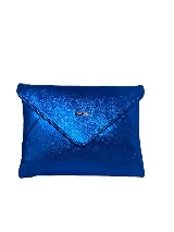 Cartera de fiesta tipo sobre, color azul metalizado, con diseño de solapa triangular, cierre magnético y detalle de logo metálico en el frente.