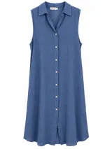 Vestido midi de lino color azul jean, sin mangas, con cuello camisero y botonadura frontal completa.