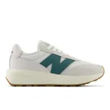 Championes New Balance de la serie 370 inspirados en el estilo de los años 70. La parte superior está hecha de gamuza y malla. La entresuela de espuma EVA elevada absorbe los impactos y proporciona un alto nivel de comodidad. La suela dotada de un dibujo clásico garantiza un buen agarre al suelo.
