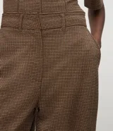 Pantalón de corte barrel con estampado de cuadros, tiro alto, bolsillos laterales y trabillas para cinturón. Confeccionado en tejido con estructura y caída fluida.