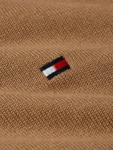 Sweater color camel de tejido de punto con cuello en V, logo de la marca bordado en el pecho y ribete con los colores de la marca en el interior del cuello.