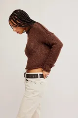 Sweater de punto grueso color beige, de calce amplio y largo corto, con escote redondo, mangas caídas y terminaciones acanaladas en tejido abierto.
