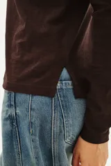 Remera de manga larga color marrón oscuro, con cuello redondo y corte holgado.