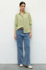 Camisa azul marino de manga larga con detalles de vainillas en puños y en el frente.