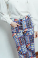 Pantalón de gabardina elastizada con estampado a cuadros y flores, corte recto y tiro alto.