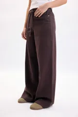 Pantalón de jean marrón de corte recto y tiro medio, con lazo ajustable en la cintura.