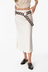 Falda midi color beige de corte evasé y pretina elástica.