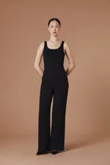 Body de mujer con escote redondo y tirantes anchos, de diseño ajustado al cuerpo y acabado liso.