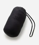 Campera puffer acolchada de corte relajado, con cuello alto, cierre frontal de cremallera y bolsillos laterales. Confeccionada en microfibra de poliamida ultraligera, resistente al agua y respirable.
