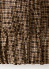 Chaqueta de diseño recto con estampado de pata de gallo, cuello alto y manga larga con puños elásticos. Cuenta con cierre delantero de cremallera y dos bolsillos con solapa en la parte delantera.