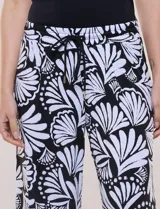 Pantalón estampado de caída fluida y calce relajado, con cintura alta elastizada y cordón ajustable con punteras metálicas, corte ancho tipo cropped.