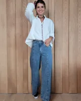 Pantalón de jean estilo wide leg con costuras verticales frontales, tiro alto y bolsillos laterales.