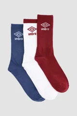 Pack de tres pares de medias deportivas Umbro de caña media, con logo bordado en la parte superior. Incluye un par azul, uno blanco y uno bordó.