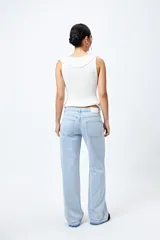 Jean recto de tiro bajo, confeccionado en denim con efecto degradado de color y terminaciones deshilachadas.