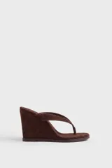 Sandalia marrón de cuero con taco corrido, diseño de tiras en forma de T y estilo minimalista.