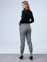 Pantalón jogger con estampado cuadrillé en blanco y negro, con pretina ancha elastizada con frunces, bolsillos laterales y ruedo con elástico fruncido.