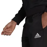 Conjunto deportivo Adidas para hombre, compuesto por una campera con cierre frontal y cuello alto, y un pantalón de corte ajustado. Ambas piezas son de color negro y presentan el logo de la marca bordado en blanco.
