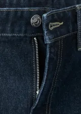 Short de denim azul oscuro con diseño de cinco bolsillos, tiro medio y cierre frontal de cremallera y botón.