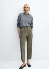 Pantalon de corte recto y estilo jogger, confeccionado en tejido fluido color verde militar. Presenta cintura elástica con cordón ajustable y bolsillos laterales.