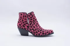 Texana de caña corta con diseño de animal print en color fucsia y negro. Presenta un taco bajo y aberturas laterales.