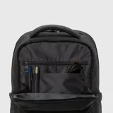 Mochila urbana de diseño minimalista en color negro, con compartimento principal con cierre, asa superior reforzada y bolsillos laterales.