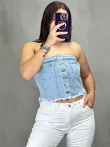 Top strapless de jean celeste con botones plateados al frente y ruedo desflecado.