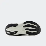 Championes de running New Balance modelo Fresh Foam X 880, diseñados con una parte superior de malla transpirable y estructurada en color negro. Cuentan con una entresuela de espuma Fresh Foam X que proporciona una amortiguación superior y el icónico logo de la marca en los laterales.