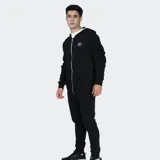 Campera deportiva Umbro color negro, con cierre frontal completo, capucha y bolsillos laterales. Presenta el logo de la marca bordado en el pecho.