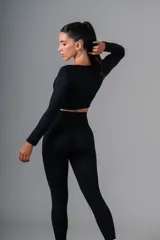 Remera manga larga azul marino de tela gruesa.