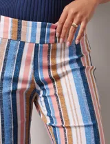 Bermuda a la rodilla con estampado de rayas verticales azules y blancas, pretina ancha elastizada.