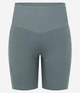 Bermuda deportiva de tiro alto con cintura ancha, confeccionada en tejido de poliamida con elastano, ofreciendo un ajuste cómodo y gran movilidad.