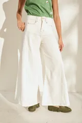 Pantalón wide leg de lino color crudo, con tiro alto, bolsillos delanteros y traseros, y costuras pespunteadas en contraste.