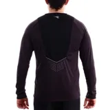 Remera deportiva de manga larga color negro con diseño geométrico en el pecho y logo de la marca en el cuello.