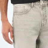 Jean de corte recto y ajuste regular, color gris con efecto lavado. Cuenta con diseño clásico de cinco bolsillos, cierre frontal con botón y bragueta.