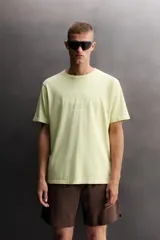 Camiseta de algodón con cuello redondo y manga corta, de corte regular. Presenta un estampado frontal con el texto 'Athleticz Running Club' en tono sobre tono y un acabado con efecto lavado.