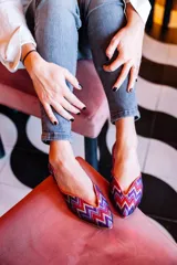 Ballerinas con tejido de relieve en zigzag en tonos rojos, rosas y morados ribete en contraste. Con plantilla intercambiable de lana y piel.