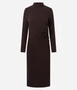 Vestido midi de punto color marrón chocolate, con manga larga, cuello alto sutil y detalle de fruncido lateral que ajusta la silueta. Diseño minimalista de corte recto.