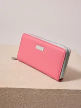 Billetera de poliuretano texturizado color rosado con cierre perimetral y logo metálico al frente.