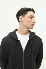 Campera de felpa color gris oscuro con cierre frontal, capucha ajustable con cordón y logo estampado en el pecho.