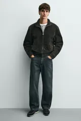 Zapatilla de estilo retro con cordones, confeccionada en una combinación de materiales textiles y piezas de cuero con acabado serraje. Presenta una suela dentada en contraste de color.