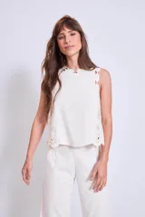 Blusa negra sin mangas, de corte recto y escote redondo, con detalles de bordados contrastantes en color blanco en los bordes y costados.